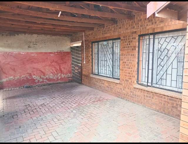 3 BEDROOM HOUSE FOR SALE IN SEBOKENG ZONE 10